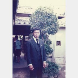 公務員時代の真鍋社長（提供写真）