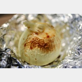 新タマネギのホイル焼きにバターをのせ、醤油を少し…（提供写真）
