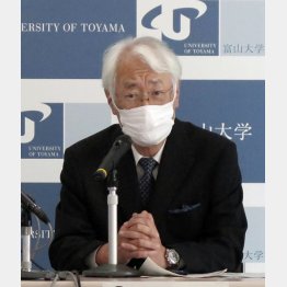 16日、記者会見する富山大の斎藤滋学長（Ｃ）共同通信社
