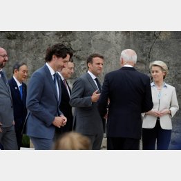 熱心に話し込むバイデン米大統領（右2・後ろ姿）とG７首脳陣ら（Ｃ）ロイター