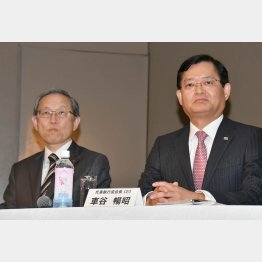 車谷前社長（右）と綱川社長（Ｃ）日刊ゲンダイ