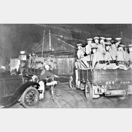 5・15事件に際し、トラックの荷台に乗り警備に出動する憲兵隊員たち＝1932年5月15日（日本電報通信社撮影）