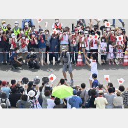 熱狂を強引演出（Ｃ）共同通信社