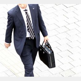 胸を張れ！（Ｃ）日刊ゲンダイ