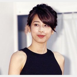 ルックス抜群で芸能人ファンも多い（加藤綾子アナ）／（Ｃ）日刊ゲンダイ