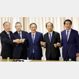♪ 貴様と俺とは… ♪（左から山口泰明選対委員長、佐藤勉総務会長、菅義偉総裁、二階俊博幹事長、下村博文政調会長）／（Ｃ）日刊ゲンダイ