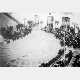 1921年11月、開幕するワシントン会議出席のため、米サンフランシスコに到着、市主催の歓迎式典に臨む日本代表団（左上、＝米議会図書館所蔵・共同）