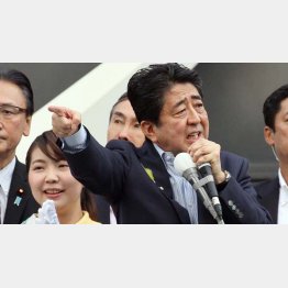 2017年、前回の都議選で「こんな人たちに！」（安倍前首相）／（Ｃ）日刊ゲンダイ