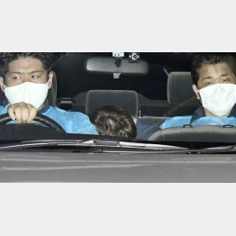 送検のため大阪府警本部を出る宮本浩志容疑者（央）／（Ｃ）共同通信社