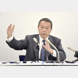 出馬会見した小此木前国家公安委員長（Ｃ）共同通信社