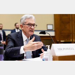 FRBのパウエル議長（Ｃ）ロイター