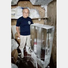 氷は1本135キロもある（2代目・外口文祥さん）（Ｃ）日刊ゲンダイ