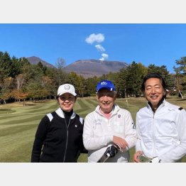 出井伸之さん（中央）からいただいたフルセットは宝物（提供写真）