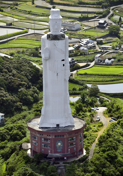 2ページ目)解体費用6億円！淡路島の不憫すぎる巨大観音像…「国宝だって