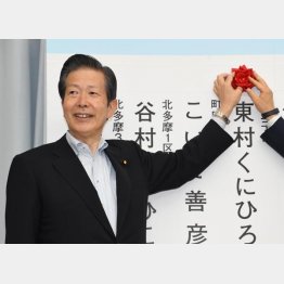公明党はやっとこさ議席維持（当選の花をつける山口那津男代表）／（Ｃ）日刊ゲンダイ