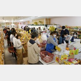 コロナ禍で、密を避けるためにもネットは便利（Ｃ）共同通信社