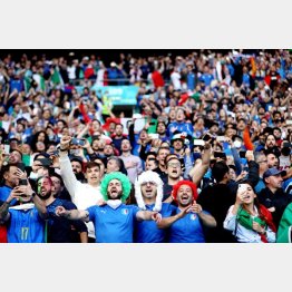 イタリアースペイン戦は６万人がスタジアムで観戦した（Ｃ）ロイター