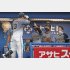 先制ソロを放った大山を迎える矢野監督（左2）／（Ｃ）共同通信社