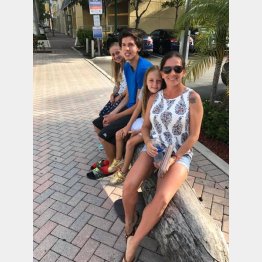 （写真はパトリシアさん（右）と３人の子供。本人のフェイスブックから）