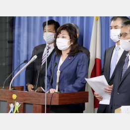 6日、記者会見をする自民党の野田聖子幹事長代行（Ｃ）共同通信社