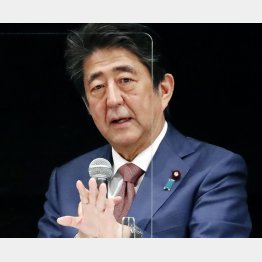 「五輪開催反対者は『反日』」と、印象を与えようとしている（安倍前首相）／（Ｃ）日刊ゲンダイ