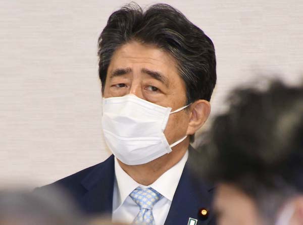 歴史的事実を主観で捻じ曲げても厭わない（安倍前首相）／（Ｃ）日刊ゲンダイ