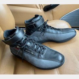 ツヤあるなめし革と上質なバックスキンのツートーン（写真）小沢コージ