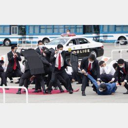 パラリンピックに向け警視庁が実施した警備訓練で要人を守るSPら（Ｃ）共同通信社