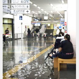 大雨の影響で浸水したJR佐賀駅の構内（Ｃ）共同通信社
