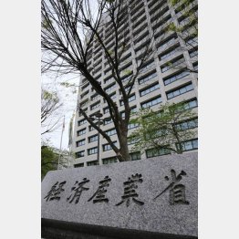 経産省のエリート官僚がなぜ…（Ｃ）日刊ゲンダイ