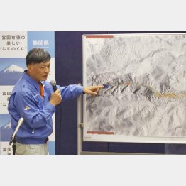 何度も記者会見（難波副知事）／（Ｃ）共同通信社