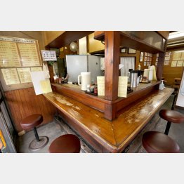 匠の技で組み上げたカウンター（Ｃ）日刊ゲンダイ