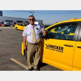 誰にも語ることなく買い物の代行を続けてきたイクバールさん（「チェッカーキャブズ」のフェイスブックから）