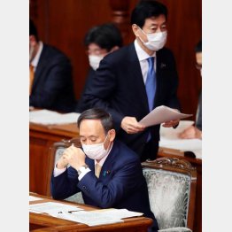散々便利づかいした揚げ句（菅首相と西村経済再生相）／（Ｃ）日刊ゲンダイ