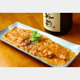 合う酒＝「英君山廃純米」のお燗（Ｃ）日刊ゲンダイ