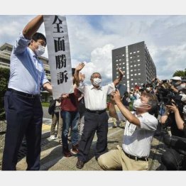 「黒い雨」訴訟の控訴審判決で勝訴し、広島高裁前で喜ぶ原告ら＝14日午後（Ｃ）共同通信社