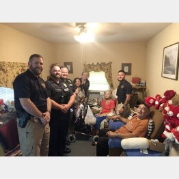 高齢女性（奥）を訪ねたキンケード巡査（左3）たち（シーギン市警のフェイスブックから）