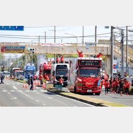 聖火リレーではスポンサー・カーが走者の前を連なって走ったが…（Ｃ）日刊ゲンダイ