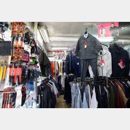 作業関係の服などが所狭しと並ぶ（Ｃ）日刊ゲンダイ