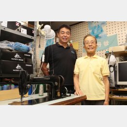 今も裾上げで使用。60年間稼働し続けるブラザー社のミシン（手前）と2代目の鈴木淳一さん（右）、3代目の康之さん（Ｃ）日刊ゲンダイ
