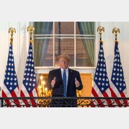 トランプ前米大統領も投与されて無事回復（治療から退院し、ホワイトハウスから親指を立てて見せるトランプ氏＝当時）／（Ｃ）ロイター
