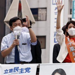 菅政権の低迷で有利な条件がいくらでもあるのに（さきの都議選で応援演説をする立憲民主の枝野幸男代表＝左）／（Ｃ）日刊ゲンダイ