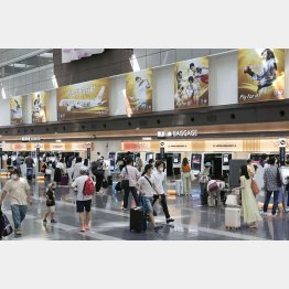 予約がキャンセルを上回った（昨22日、羽田空港）／（Ｃ）共同通信社