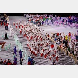 行進する日本選手団（Ｃ）ロイター