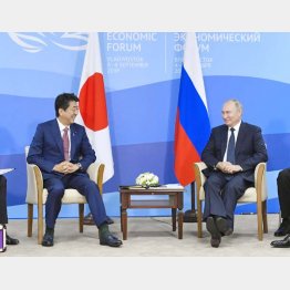 安倍前首相（左）とプーチン大統領（日露首脳会談＝2019年9月5日）／（Ｃ）共同通信社