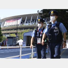 派遣される警察官も感染リスクと隣り合わせ（Ｃ）共同通信社