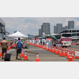 大規模交通規制で渋滞、渋滞、渋滞。市民生活にも影響が…（Ｃ）JMPA