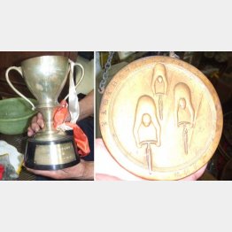 店主とその親父さんが選手時代に獲得したカップとメダル（Ｃ）日刊ゲンダイ