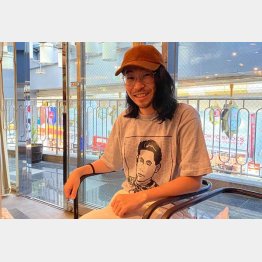 Tシャツも自作、本多克敏さん（提供写真）