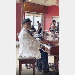 ハーツフィールド・ジャクソン・アトランタ国際空港でピアノを弾くトニーさん（カーロスさんのインスタグラムから）